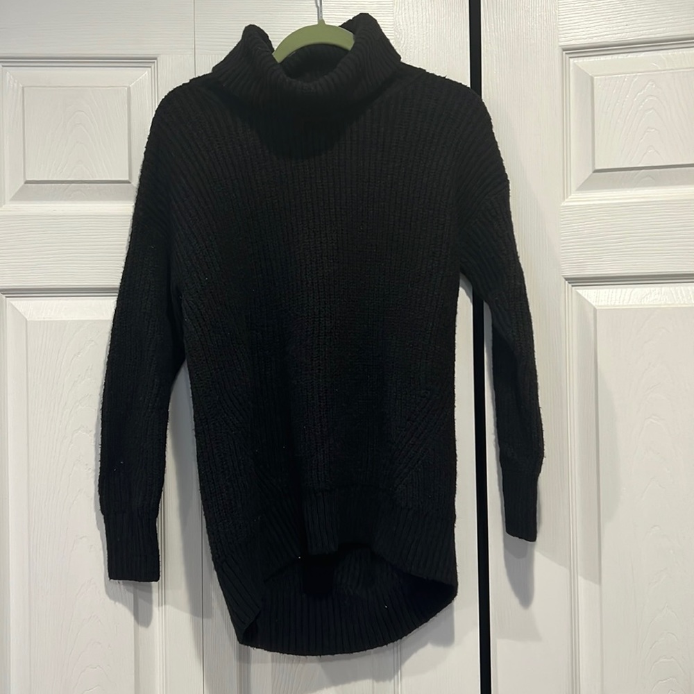 Black old navy turtleneck sweater